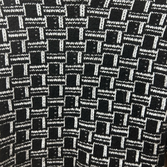 Zara Black and White Geometric Long Sleeve Crop Top - Picture 2 of 3